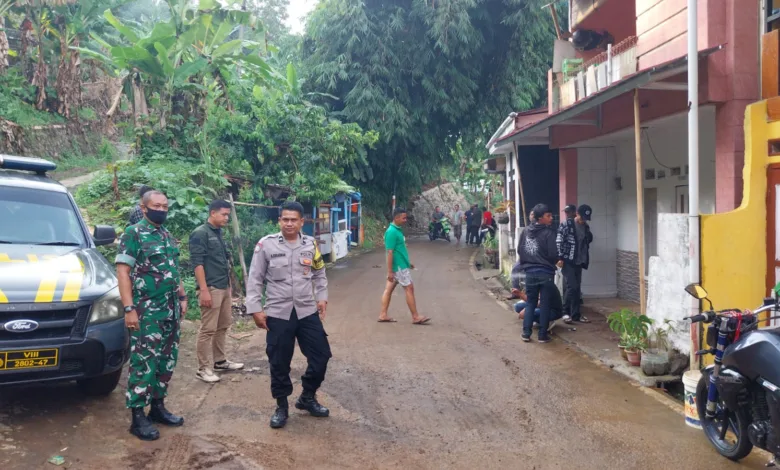 Dua insiden pengeroyokan terjadi di Desa Wangunjaya, Cianjur, yang dipicu oleh ketegangan selama pemeriksaan Inspektorat Daerah terkait dana desa.