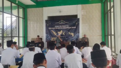 Ratusan santri Pondok Pesantren Darussalamah Al-Mubarok Cianjur menggelar doa bersama untuk menyambut visi Indonesia Emas 2045.
