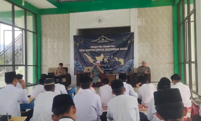 Ratusan santri Pondok Pesantren Darussalamah Al-Mubarok Cianjur menggelar doa bersama untuk menyambut visi Indonesia Emas 2045.