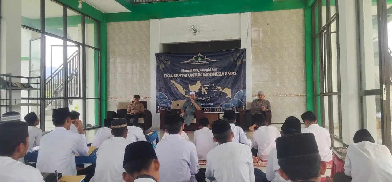 Ratusan santri Pondok Pesantren Darussalamah Al-Mubarok Cianjur menggelar doa bersama untuk menyambut visi Indonesia Emas 2045.