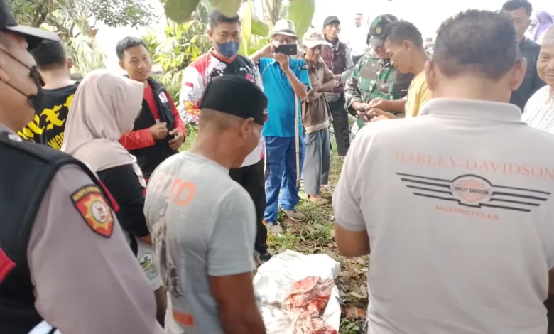 Warga Ciranjang, Cianjur, menemukan mayat bayi laki-laki di aliran sungai.