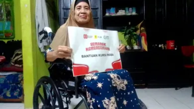 Wujud kepedulian di momen kemerdekaan. Ibu penerima bantuan kursi roda dari PLN dan OJK.