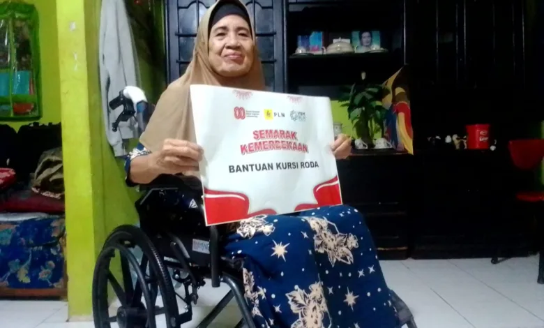 Wujud kepedulian di momen kemerdekaan. Ibu penerima bantuan kursi roda dari PLN dan OJK.