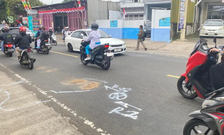 Kecelakaan maut terjadi di Jalan Raya Sukabumi, Cianjur. Seorang pengendara motor tewas di tempat usai gagal menyalip dan terlindas truk Fuso.