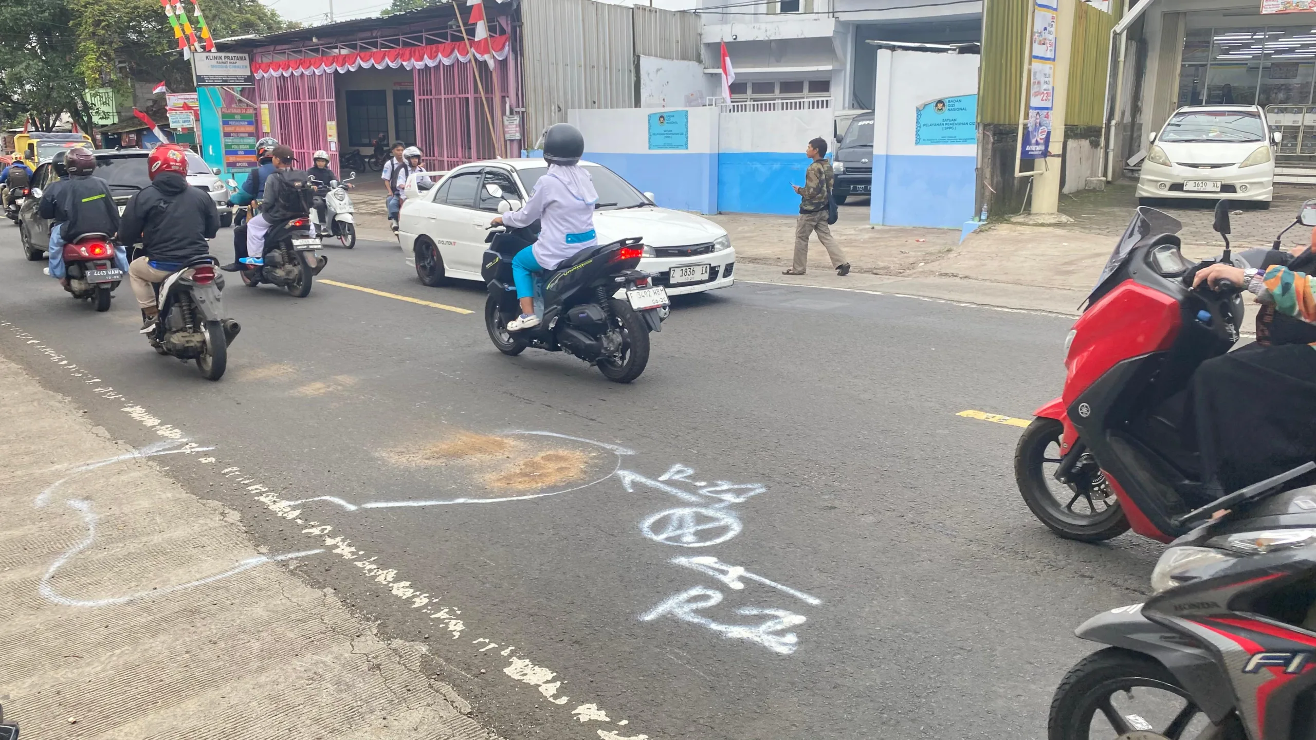 Kecelakaan maut terjadi di Jalan Raya Sukabumi, Cianjur. Seorang pengendara motor tewas di tempat usai gagal menyalip dan terlindas truk Fuso.