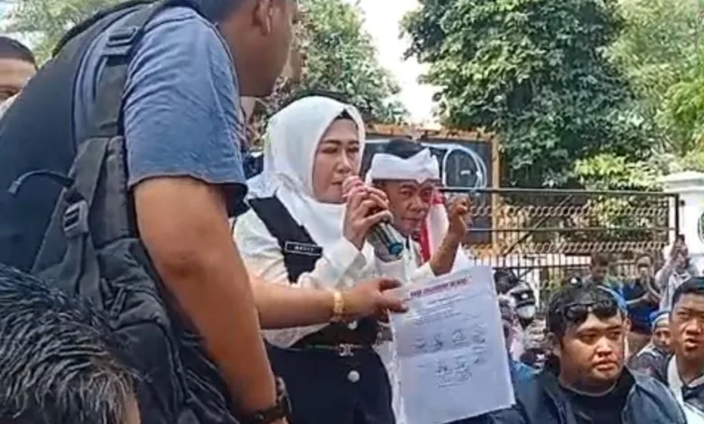 Naik Mobil Komando, Ketua DPRD Cianjur Dialog Langsung dengan Massa Aksi