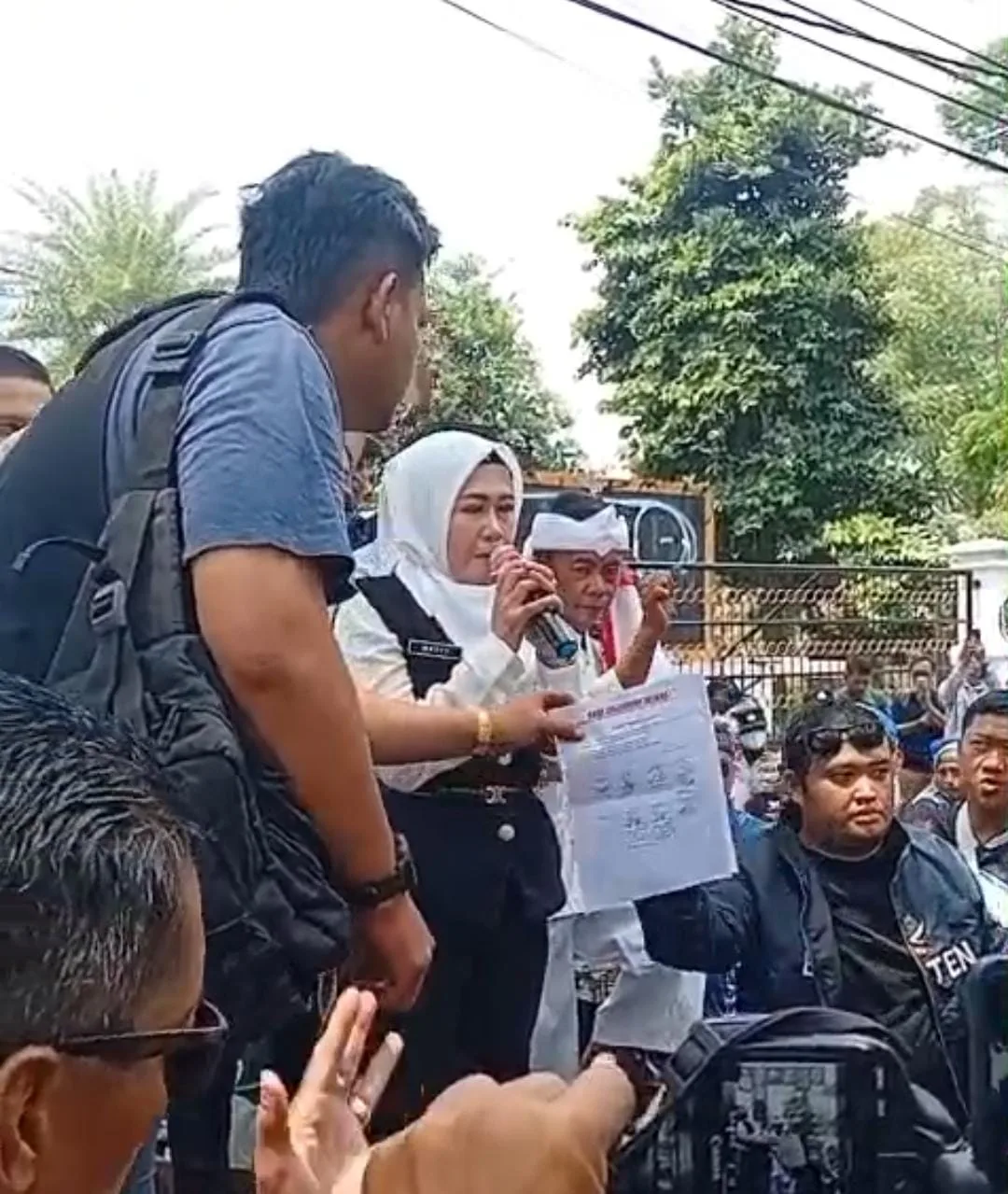 Naik Mobil Komando, Ketua DPRD Cianjur Dialog Langsung dengan Massa Aksi
