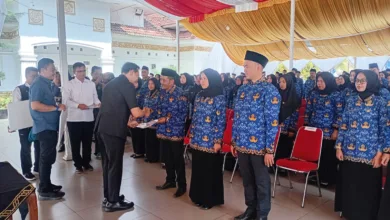 Suasana pelantikan 259 PPPK Kabupaten Cianjur di Pendopo Cianjur. Tampak Bupati menyerahkan SK pengangkatan kepada salah seorang pegawai yang baru dilantik.