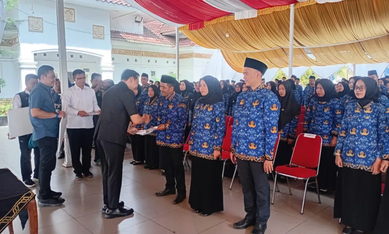 Suasana pelantikan 259 PPPK Kabupaten Cianjur di Pendopo Cianjur. Tampak Bupati menyerahkan SK pengangkatan kepada salah seorang pegawai yang baru dilantik.