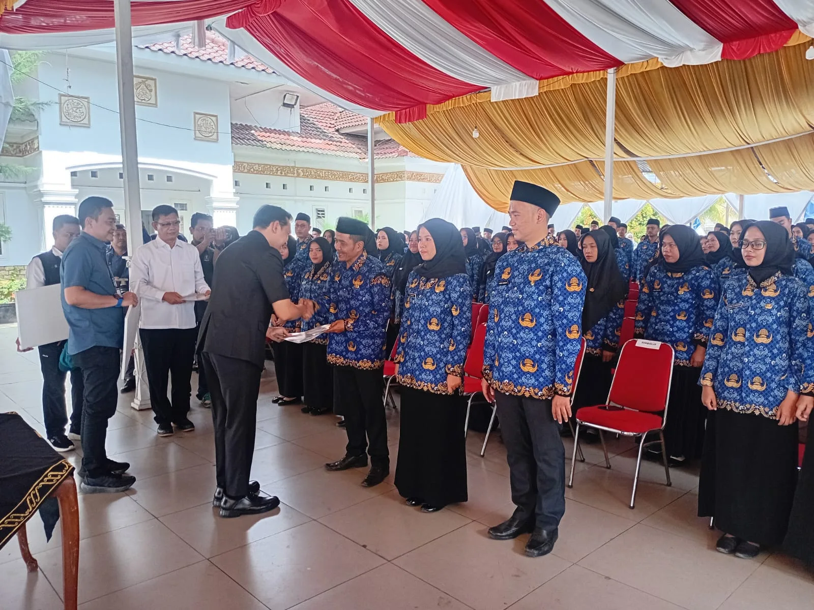 Suasana pelantikan 259 PPPK Kabupaten Cianjur di Pendopo Cianjur. Tampak Bupati menyerahkan SK pengangkatan kepada salah seorang pegawai yang baru dilantik.