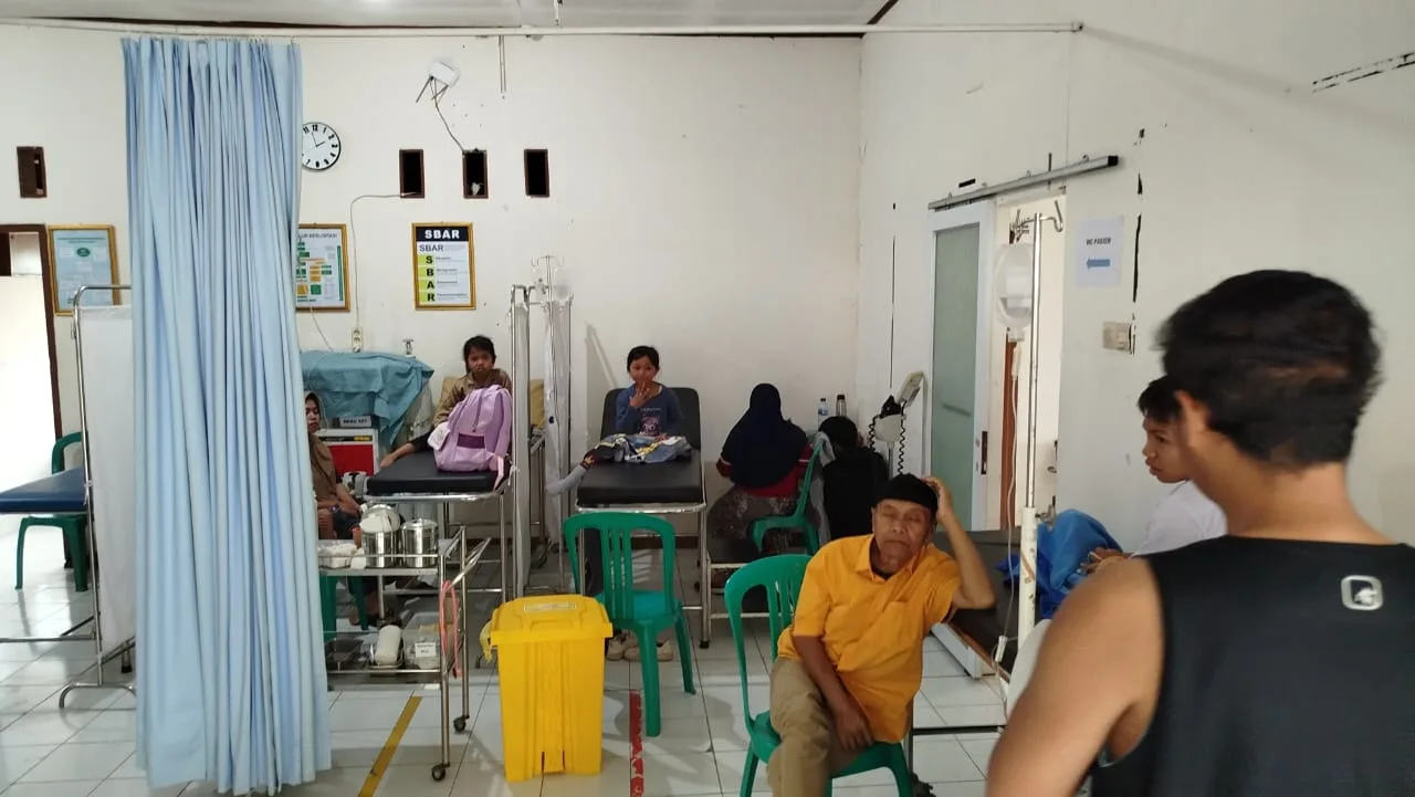 Puluhan siswa di Cugenang, Cianjur, diduga mengalami keracunan massal setelah menyantap hidangan dari program Makanan Bergizi Gratis (MBG). Simak informasi lengkap mengenai kronologi dan kondisi para korban.