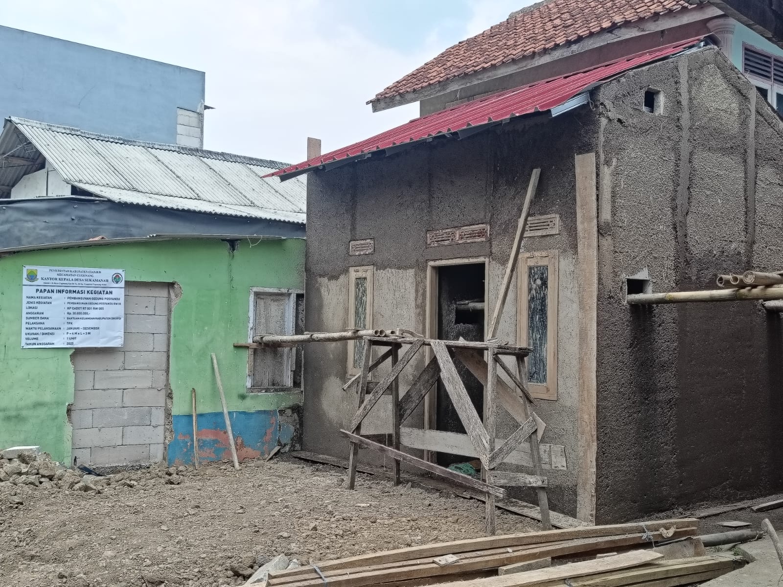 Pemerintah Desa Sukamanah, Kecamatan Cugenang saat ini tengah membangun sebuah posyandu di Kampung Cadot RW 05