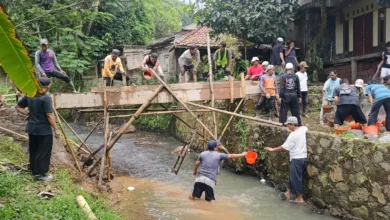 Roboh Akibat Lapuk, Warga Sukamanah dan Wangunjaya Cugenang Kompak Bangun Jembatan Penghubung Antar Desa