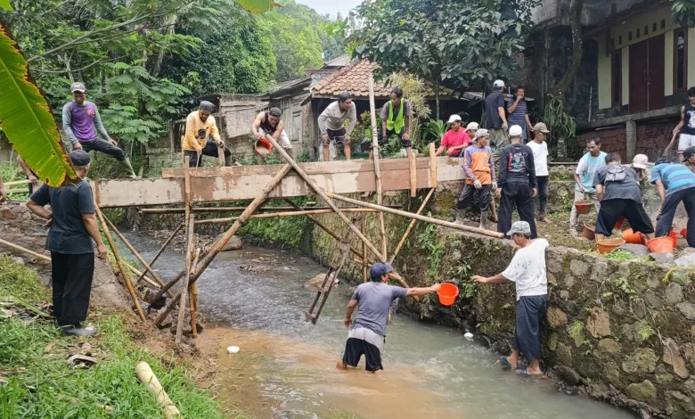 Roboh Akibat Lapuk, Warga Sukamanah dan Wangunjaya Cugenang Kompak Bangun Jembatan Penghubung Antar Desa