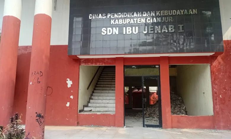Parah! Ratusan Jendela Raib, Gedung Eks SDN Jenab 1 Cianjur Terbengkalai