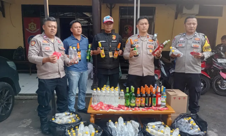 Polsek Cianjur Amankan Ratusan Botol Miras, Satu Terduga Pelaku Dibekuk