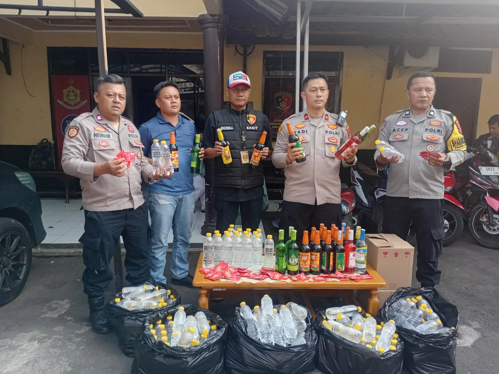 Polsek Cianjur Amankan Ratusan Botol Miras, Satu Terduga Pelaku Dibekuk
