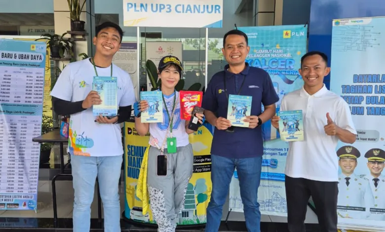 Manager PLN UP3 Cianjur bersama tim Program I-POP, sukses mendekatkan layanan PLN Mobile dan promosi tambah daya kepada pelanggan industri.