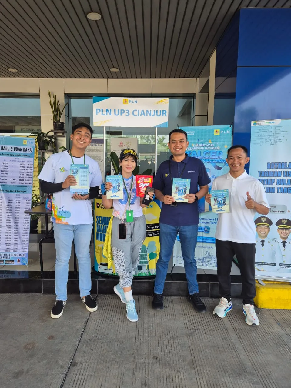 Manager PLN UP3 Cianjur bersama tim Program I-POP, sukses mendekatkan layanan PLN Mobile dan promosi tambah daya kepada pelanggan industri.
