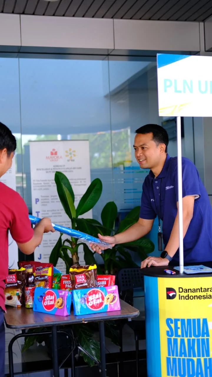 Manager PLN UP3 Cianjur, Andre Pratama Djatmiko, melayani langsung pelanggan dalam Program I-POP, menunjukkan komitmen PLN dalam menghadirkan kemudahan layanan.