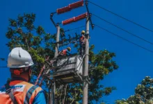 Petugas PLN sedang melakukan pemeliharaan jaringan listrik untuk menjaga stabilitas pasokan energi kepada masyarakat.