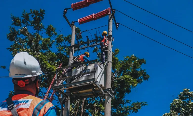 Petugas PLN sedang melakukan pemeliharaan jaringan listrik untuk menjaga stabilitas pasokan energi kepada masyarakat.