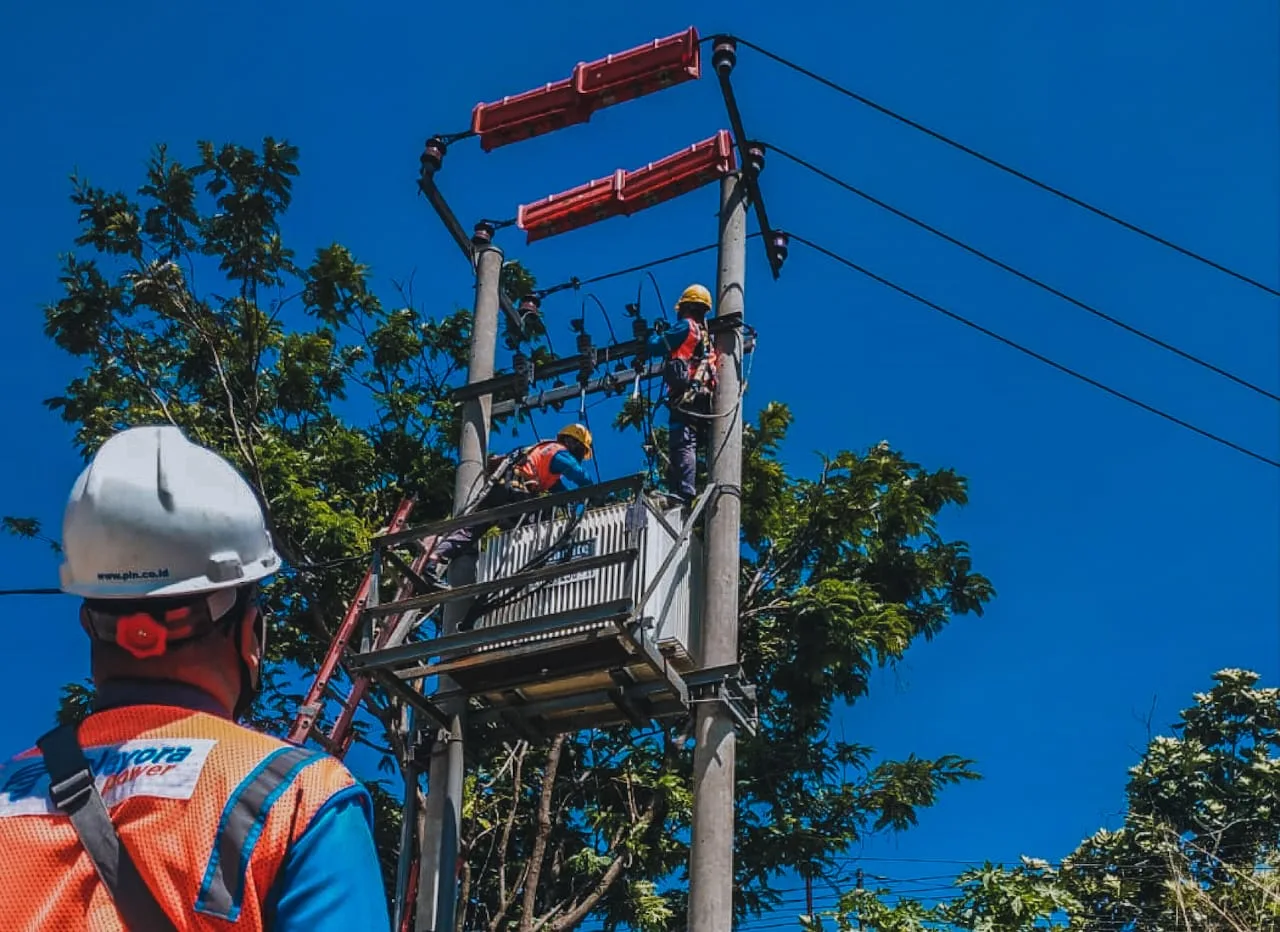 Petugas PLN sedang melakukan pemeliharaan jaringan listrik untuk menjaga stabilitas pasokan energi kepada masyarakat.