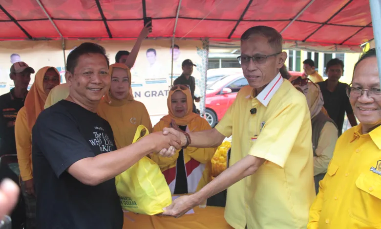 Peringati HUT ke-61, Partai Golkar Cianjur Bagikan Ribuan Sembako Murah