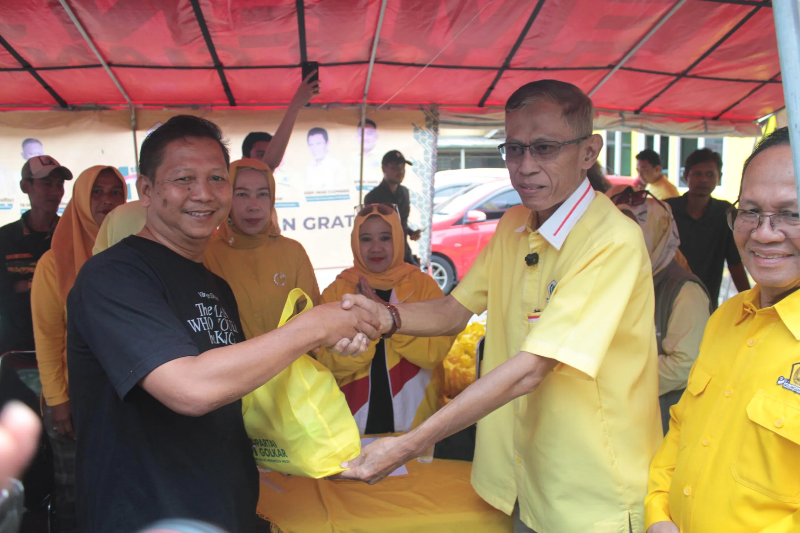 Peringati HUT ke-61, Partai Golkar Cianjur Bagikan Ribuan Sembako Murah