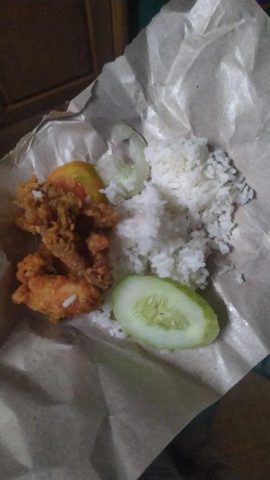 Tampilan menu Makanan Bergizi Gratis (MBG) untuk ibu menyusui di Cugenang yang dikeluhkan warga karena porsi dan cara pengemasannya dinilai tidak wajar. (IST)