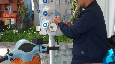 Salah seorang pengguna motor listrik saat memanfaatkan fasilitas Stasiun Pengisian Kendaraan Listrik Umum (SPKLU) yang disediakan oleh PLN UP3 Cianjur.