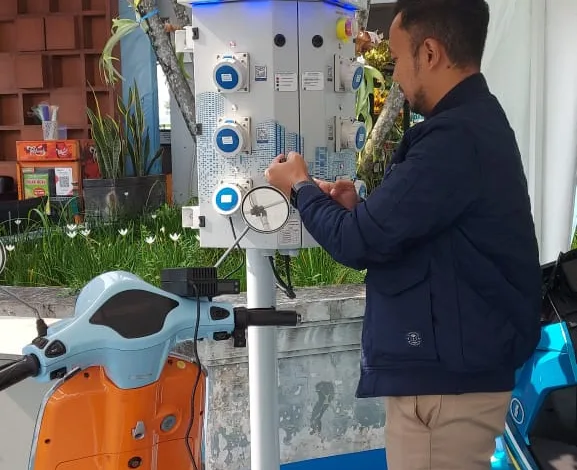 Salah seorang pengguna motor listrik saat memanfaatkan fasilitas Stasiun Pengisian Kendaraan Listrik Umum (SPKLU) yang disediakan oleh PLN UP3 Cianjur.