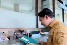 Bupati Cianjur menunaikan pembayaran pajak kendaraan dinas.