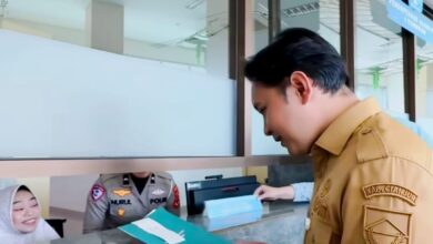 Bupati Cianjur menunaikan pembayaran pajak kendaraan dinas.