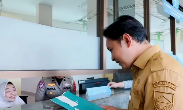Bupati Cianjur menunaikan pembayaran pajak kendaraan dinas.