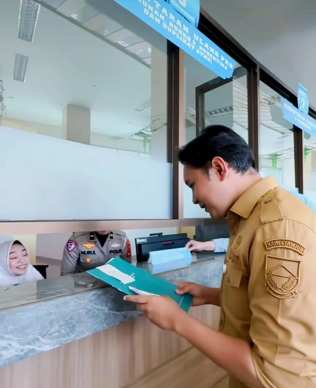 Bupati Cianjur menunaikan pembayaran pajak kendaraan dinas.