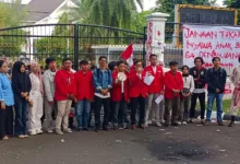 Sejumlah mahasiswa yang tergabung dalam GMNI Cianjur saat menyuarakan aspirasinya di depan kantor DPRD Cianjur.