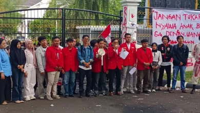 Sejumlah mahasiswa yang tergabung dalam GMNI Cianjur saat menyuarakan aspirasinya di depan kantor DPRD Cianjur.