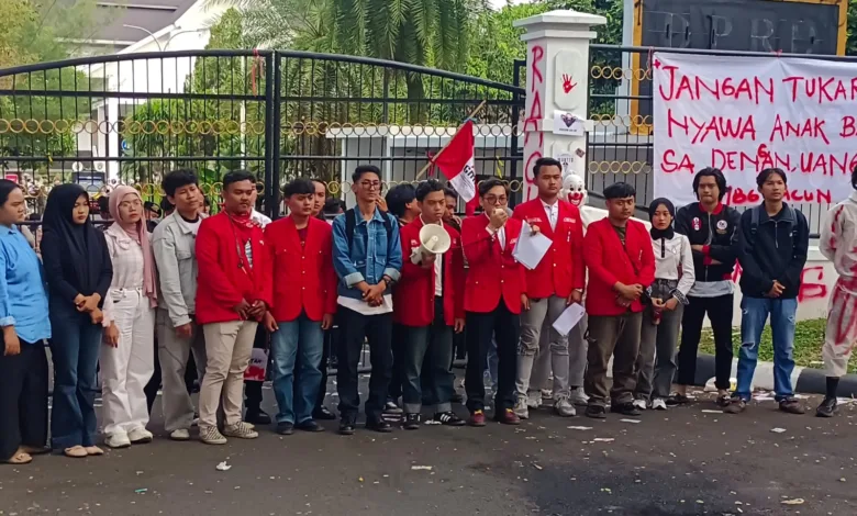 Sejumlah mahasiswa yang tergabung dalam GMNI Cianjur saat menyuarakan aspirasinya di depan kantor DPRD Cianjur.