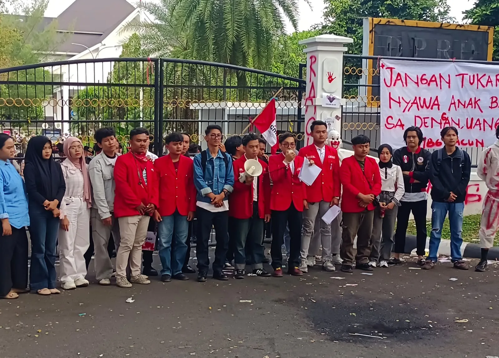 Sejumlah mahasiswa yang tergabung dalam GMNI Cianjur saat menyuarakan aspirasinya di depan kantor DPRD Cianjur.