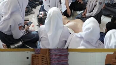 PARA siswi SMKN 1 Cipanas mengikuti arahan instruktur dari RSUD Cimacan saat sesi praktik Bantuan Hidup Dasar (BHD)