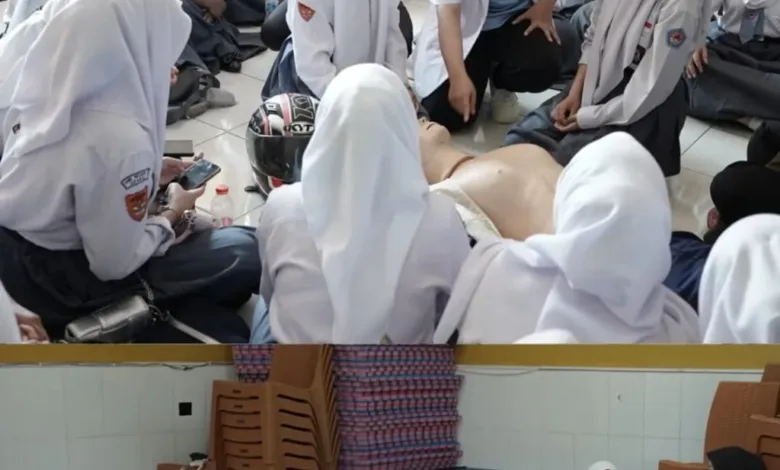 PARA siswi SMKN 1 Cipanas mengikuti arahan instruktur dari RSUD Cimacan saat sesi praktik Bantuan Hidup Dasar (BHD)