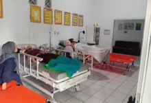 Para siswa Raudhatul Mutaqqin mendapatkan penanganan medis di Puskesmas Gekbrong usai diduga keracunan makanan.