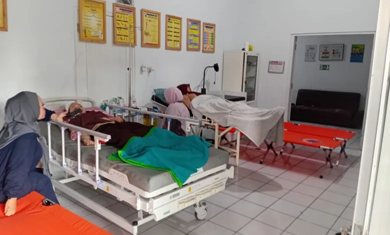 Para siswa Raudhatul Mutaqqin mendapatkan penanganan medis di Puskesmas Gekbrong usai diduga keracunan makanan.