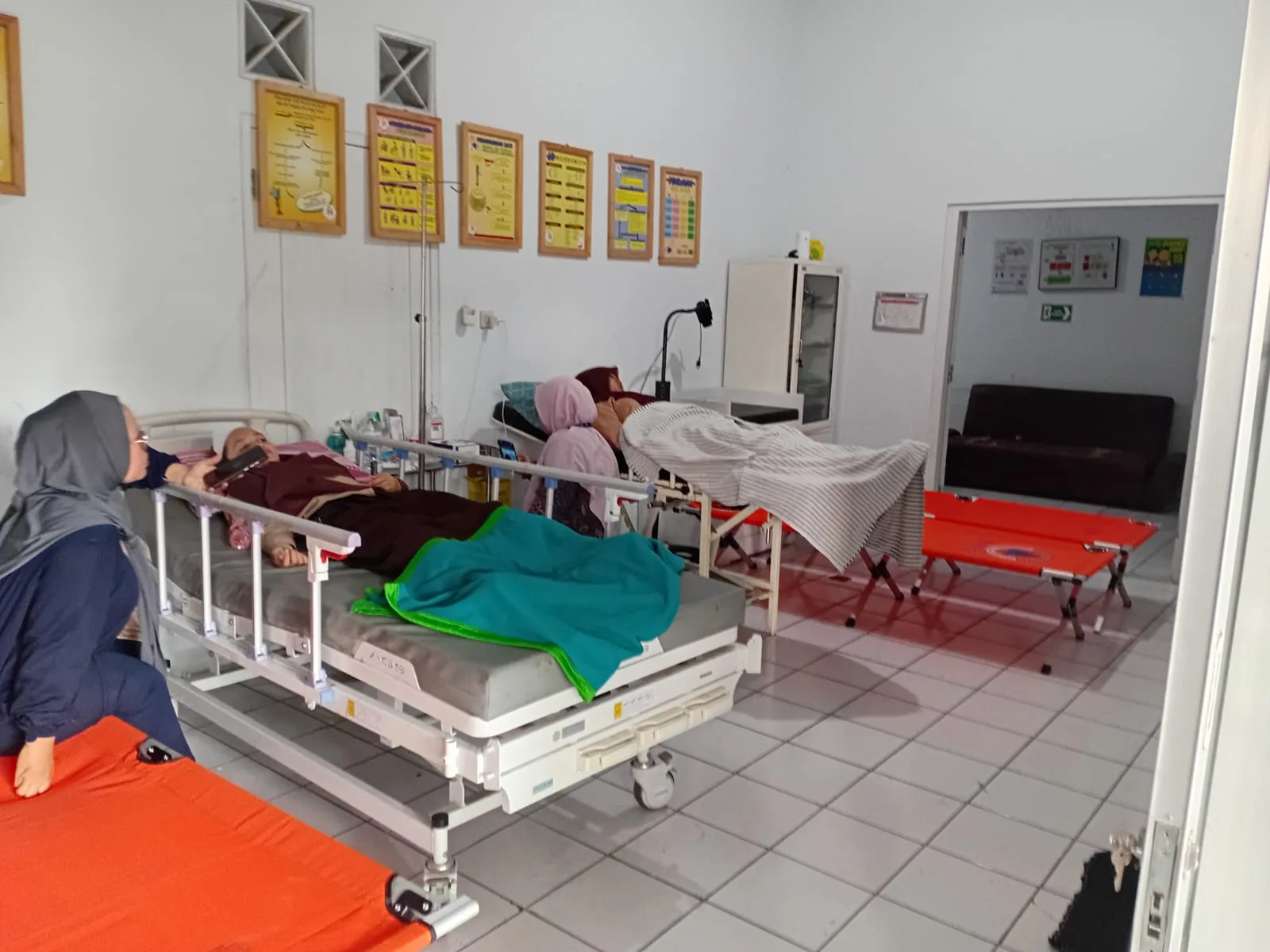 Para siswa Raudhatul Mutaqqin mendapatkan penanganan medis di Puskesmas Gekbrong usai diduga keracunan makanan.