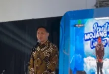 SAMBUTAN BUPATI: Bupati Cianjur, dr. Wahyu, memberikan sambutan dan arahan dalam malam Grand Final Pemilihan Mojang Jajaka Kabupaten Cianjur 2025 di Gedung Assakinah, Jumat (10/10/2025). Ia menekankan peran penting para finalis sebagai duta promosi daerah.