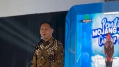 SAMBUTAN BUPATI: Bupati Cianjur, dr. Wahyu, memberikan sambutan dan arahan dalam malam Grand Final Pemilihan Mojang Jajaka Kabupaten Cianjur 2025 di Gedung Assakinah, Jumat (10/10/2025). Ia menekankan peran penting para finalis sebagai duta promosi daerah.