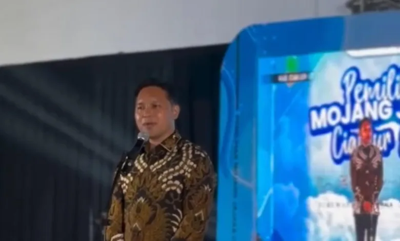 SAMBUTAN BUPATI: Bupati Cianjur, dr. Wahyu, memberikan sambutan dan arahan dalam malam Grand Final Pemilihan Mojang Jajaka Kabupaten Cianjur 2025 di Gedung Assakinah, Jumat (10/10/2025). Ia menekankan peran penting para finalis sebagai duta promosi daerah.