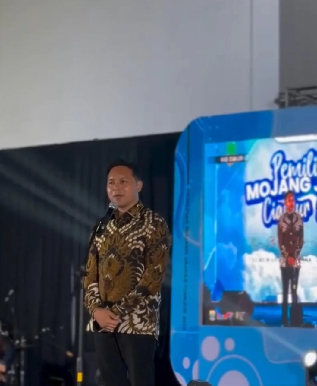 SAMBUTAN BUPATI: Bupati Cianjur, dr. Wahyu, memberikan sambutan dan arahan dalam malam Grand Final Pemilihan Mojang Jajaka Kabupaten Cianjur 2025 di Gedung Assakinah, Jumat (10/10/2025). Ia menekankan peran penting para finalis sebagai duta promosi daerah.