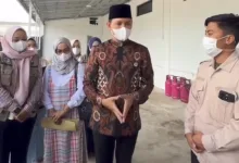 Bupati Cianjur, dr. Mohammad Wahyu Ferdian (tengah), saat meninjau langsung dapur penyuplai program Makan Bergizi Gratis (MBG) di Gekbrong, Cianjur, Sabtu (11/10/2025).